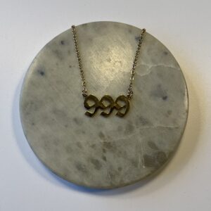 Halskæde med engletal 999 – symbol på afslutning, transformation og spirituel fuldendelse. Fås i guld og sølv. 45 cm med dyb mening og styrke.