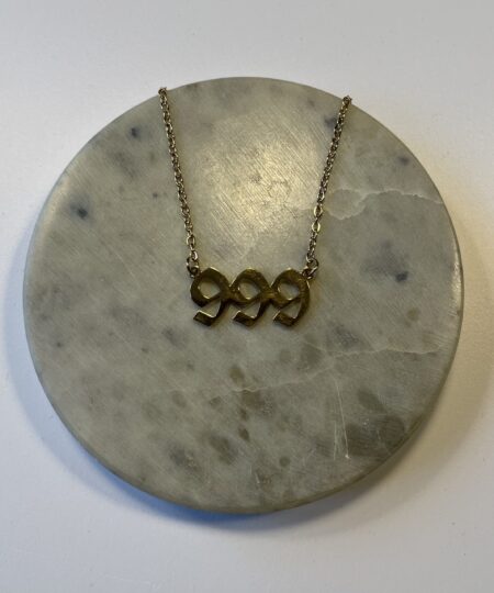 Halskæde med engletal 999 – symbol på afslutning, transformation og spirituel fuldendelse. Fås i guld og sølv. 45 cm med dyb mening og styrke.
