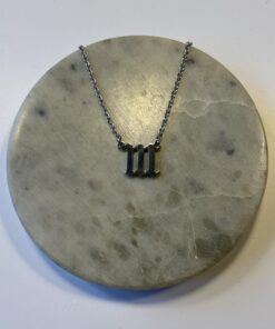 Denne halskæde med engletal 111 er mere end bare et smykke – det er en personlig påmindelse om, at du er på rette vej. Bær den som et dagligt symbol på tillid, håb og fremdrift.