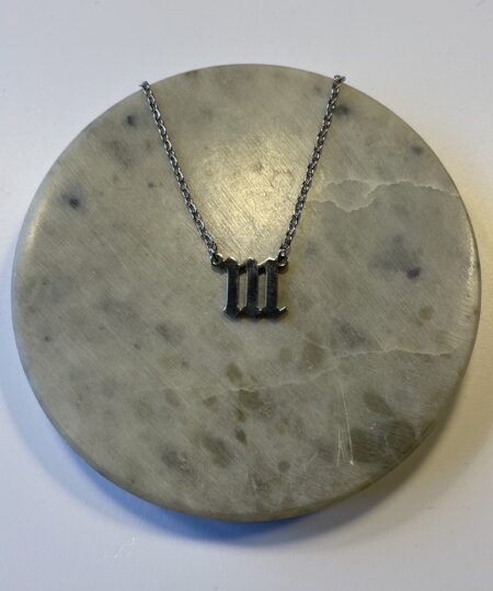 Denne halskæde med engletal 111 er mere end bare et smykke – det er en personlig påmindelse om, at du er på rette vej. Bær den som et dagligt symbol på tillid, håb og fremdrift.