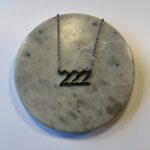 Halskæde med engletal 222 i guld eller sølv. Symbol på balance, harmoni og tillid til universet. Spirituelt smykke i 45 cm længde.