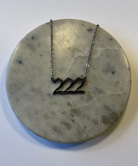 Halskæde med engletal 222 i guld eller sølv. Symbol på balance, harmoni og tillid til universet. Spirituelt smykke i 45 cm længde.