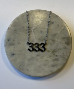 Halskæde med engletal 333 i guld eller sølv. Symbol på vækst, støtte og kreativitet. Spirituelt smykke i 45 cm længde med smukt, enkelt design.