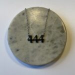 Halskæde med engletal 444 – symbol på beskyttelse, styrke og støtte. Fås i guld og sølv. Spirituelt smykke i 45 cm længde. Enkelt og meningsfuldt.