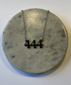 Halskæde med engletal 444 – symbol på beskyttelse, styrke og støtte. Fås i guld og sølv. Spirituelt smykke i 45 cm længde. Enkelt og meningsfuldt.