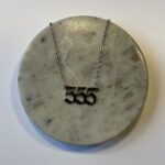 Halskæde med engletal 555 – symbol på forandring og nye begyndelser. Spirituelt smykke i 45 cm længde. Fås i både guld og sølv finish.