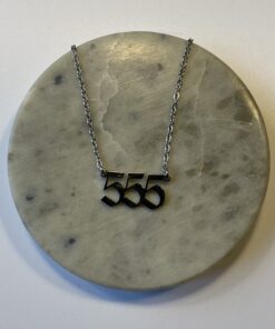Halskæde med engletal 555 – symbol på forandring og nye begyndelser. Spirituelt smykke i 45 cm længde. Fås i både guld og sølv finish.