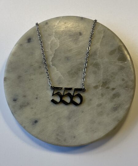 Halskæde med engletal 555 – symbol på forandring og nye begyndelser. Spirituelt smykke i 45 cm længde. Fås i både guld og sølv finish.