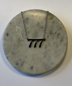 Halskæde med engletal 777 – symbol på held, spirituel opvågning og dyb intuition. Fås i guld eller sølv. Elegant 45 cm smykke med mening.