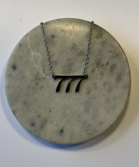 Halskæde med engletal 777 – symbol på held, spirituel opvågning og dyb intuition. Fås i guld eller sølv. Elegant 45 cm smykke med mening.