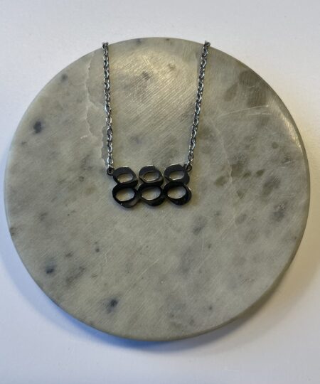 Halskæde med engletal 888 – symbol på overflod, flow og balance. Spirituelt smykke i 45 cm længde. Fås i både guld og sølv finish.