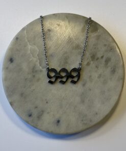 Halskæde med engletal 999 – symbol på afslutning, transformation og spirituel fuldendelse. Fås i guld og sølv. 45 cm med dyb mening og styrke.