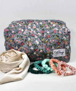 Lille Adventspakke fra Winga med makeup-taske, to hårbånd med wire og 5 silkeelastikker – adventsgave til håret i valgfri farver