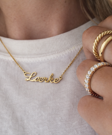 Personlig navnehalskæde med navn i elegant design