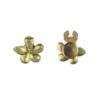 Button cover Knappeskjuler Aurea – blød blomsterform med gylden, organisk finish