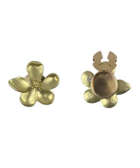 Button cover Knappeskjuler Aurea – blød blomsterform med gylden, organisk finish