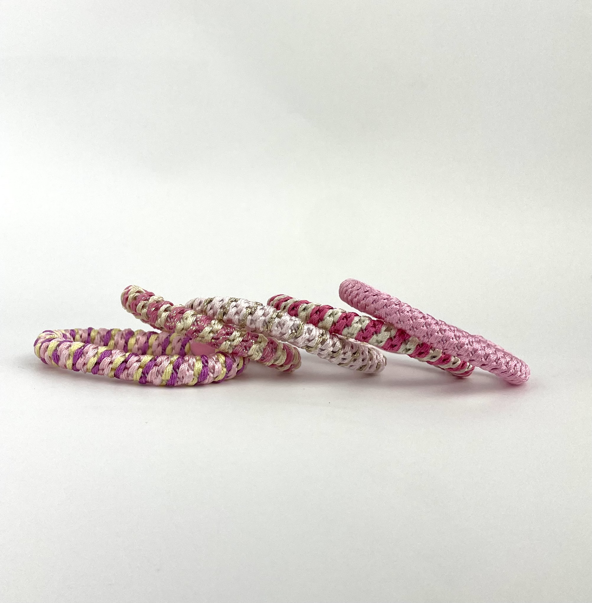 Pony-elastikker i forskellige farver – praktiske hårelastikker til børn og voksne