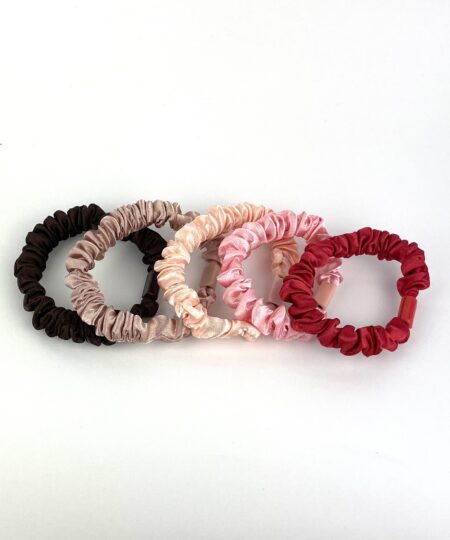 Satin hårelastikker i elegante farver – bløde og skånsomme elastikker til hverdagsbrug