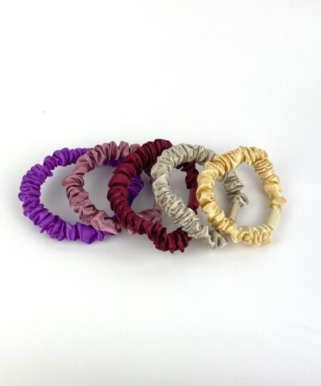 Satin hårelastikker i elegante farver – bløde og skånsomme elastikker til hverdagsbrug