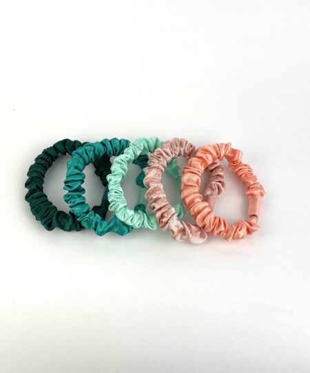 Satin hårelastikker i elegante farver – bløde og skånsomme elastikker til hverdagsbrug