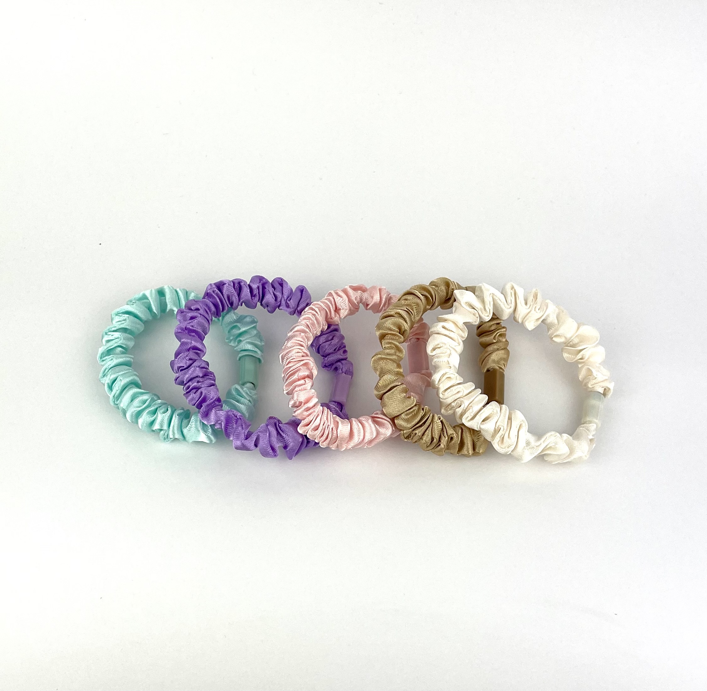 Satin hårelastikker i elegante farver – bløde og skånsomme elastikker til hverdagsbrug