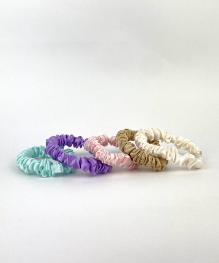 Satin hårelastikker i elegante farver – bløde og skånsomme elastikker til hverdagsbrug