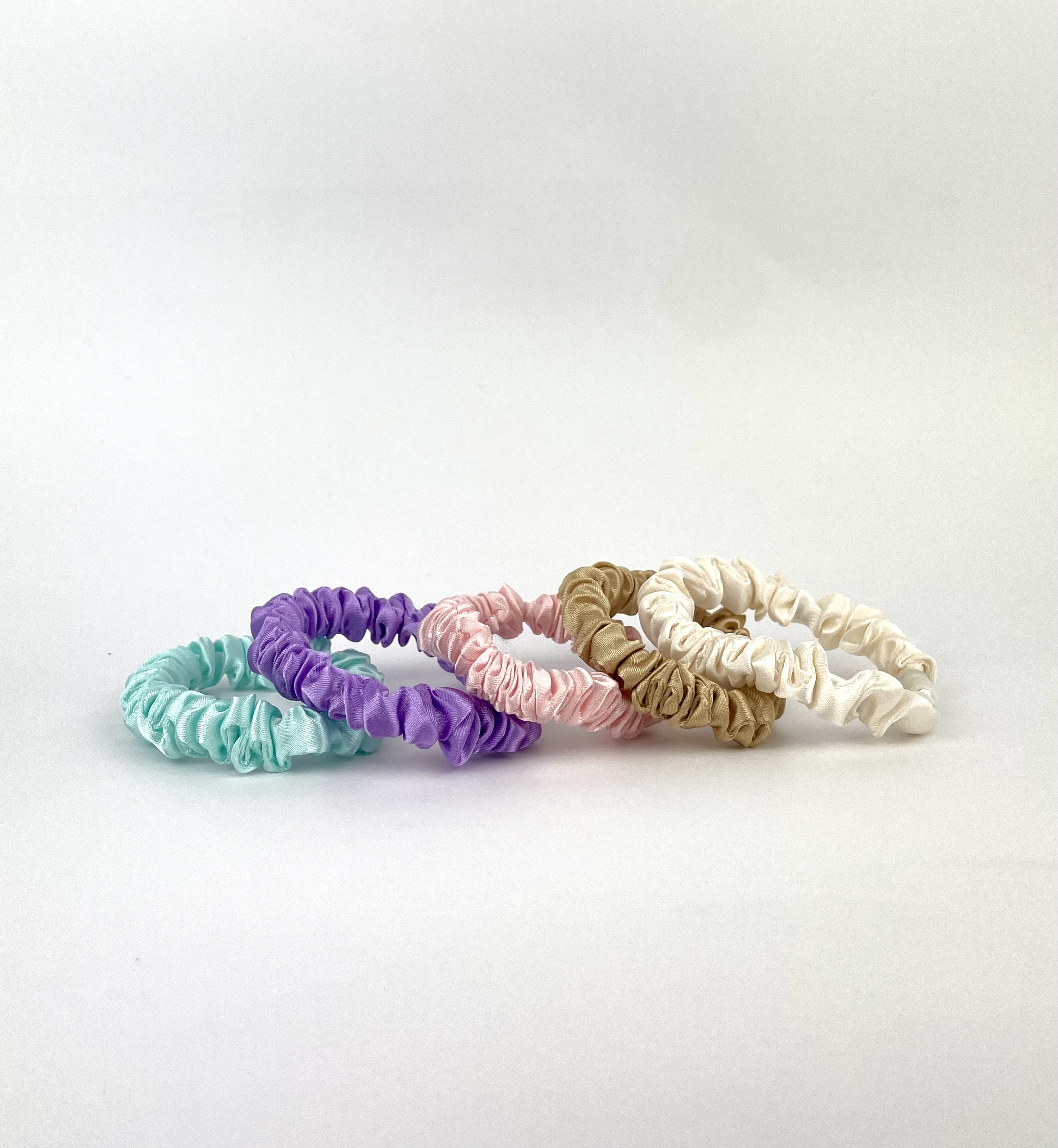 Satin hårelastikker i elegante farver – bløde og skånsomme elastikker til hverdagsbrug