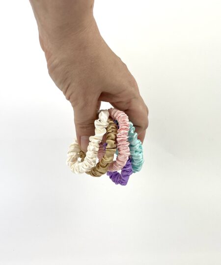 Satin hårelastikker i elegante farver – bløde og skånsomme elastikker til hverdagsbrug