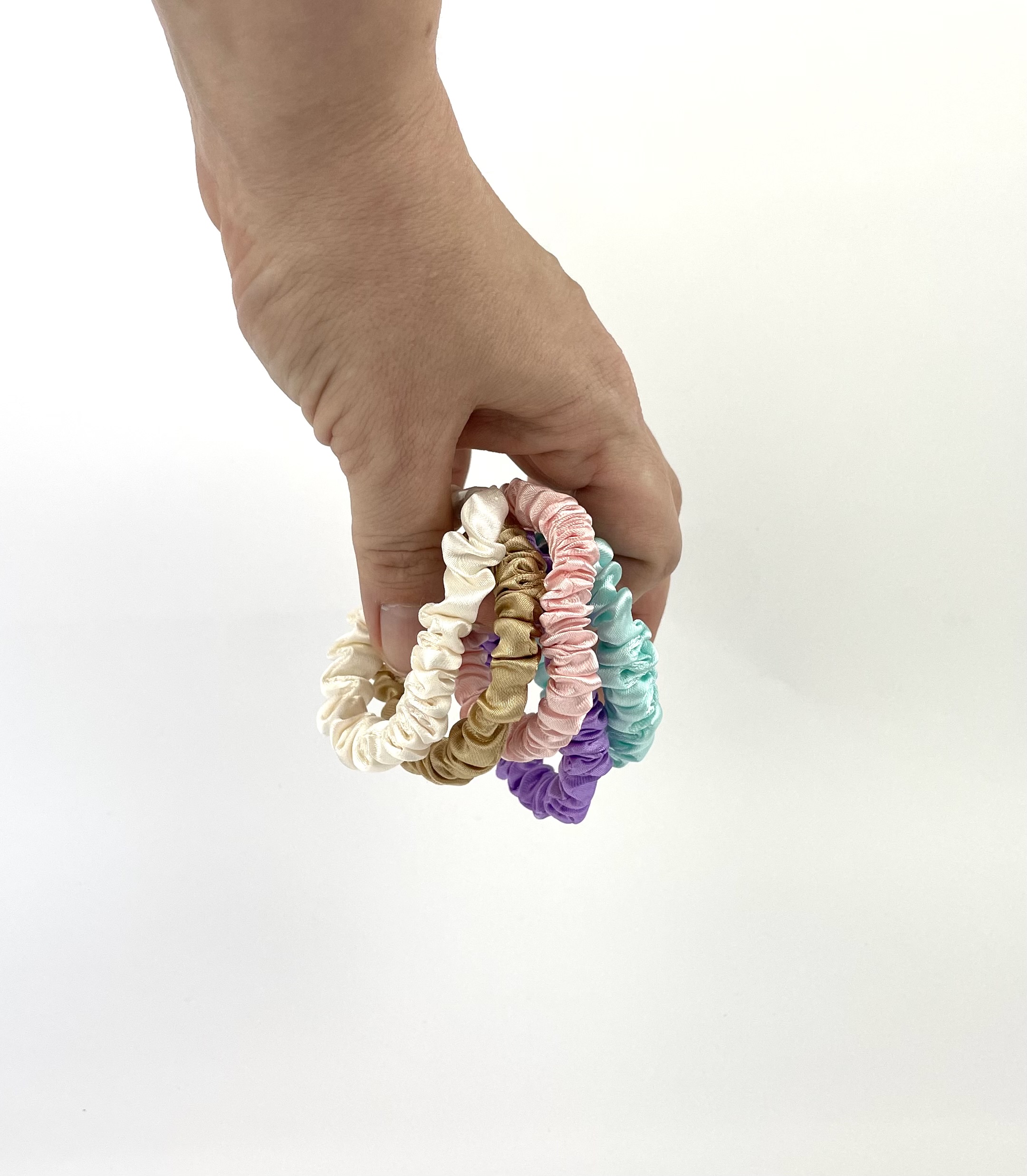 Satin hårelastikker i elegante farver – bløde og skånsomme elastikker til hverdagsbrug