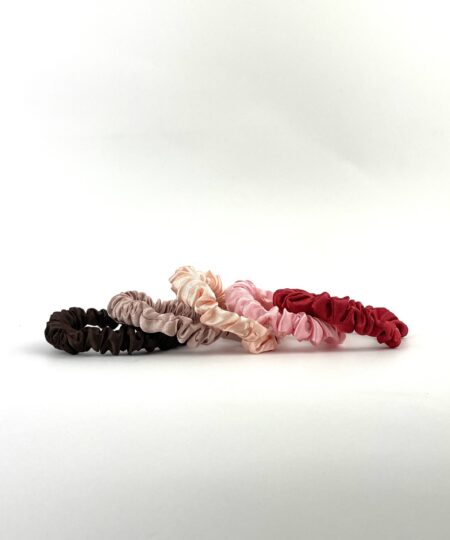 Satin hårelastikker i elegante farver – bløde og skånsomme elastikker til hverdagsbrug