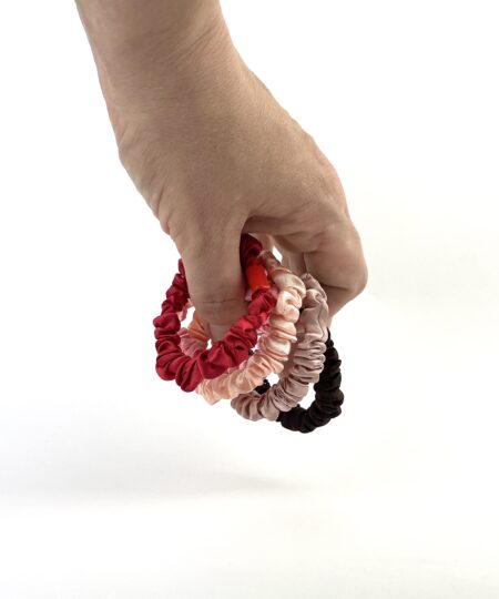 Satin hårelastikker i elegante farver – bløde og skånsomme elastikker til hverdagsbrug