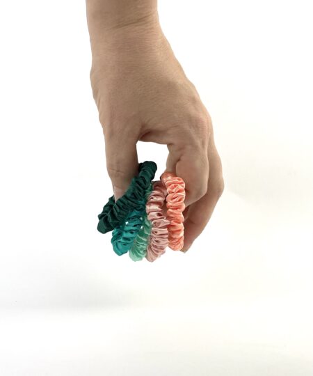 Satin hårelastikker i elegante farver – bløde og skånsomme elastikker til hverdagsbrug