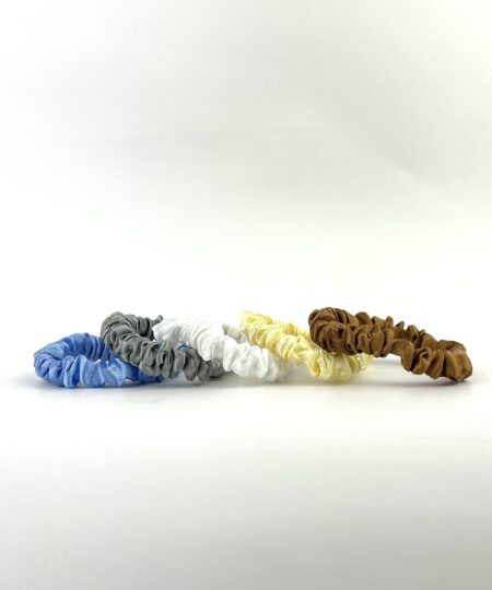 Satin hårelastikker i elegante farver – bløde og skånsomme elastikker til hverdagsbrug