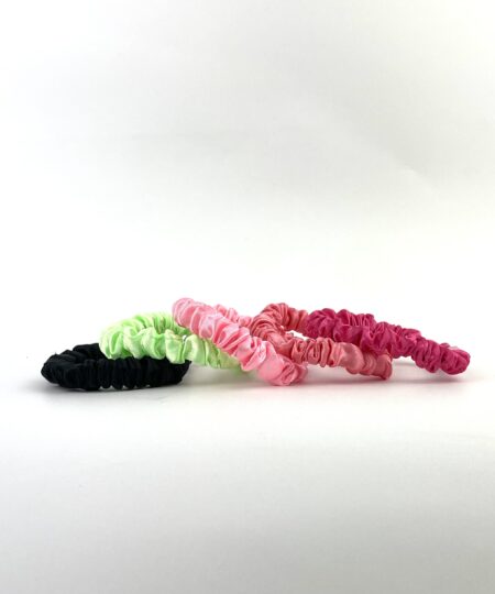 Satin hårelastikker i elegante farver – bløde og skånsomme elastikker til hverdagsbrug