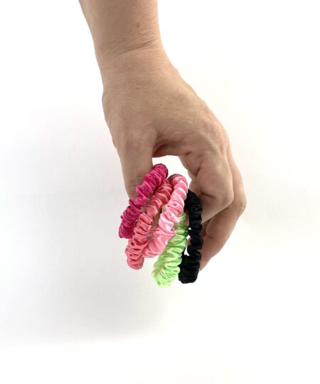 Satin hårelastikker i elegante farver – bløde og skånsomme elastikker til hverdagsbrug