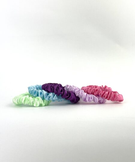 Satin hårelastikker i elegante farver – bløde og skånsomme elastikker til hverdagsbrug