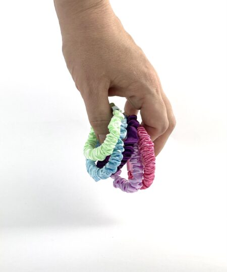 Satin hårelastikker i elegante farver – bløde og skånsomme elastikker til hverdagsbrug