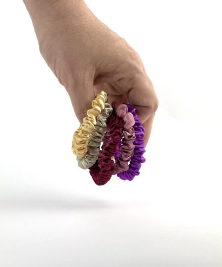 Satin hårelastikker i elegante farver – bløde og skånsomme elastikker til hverdagsbrug