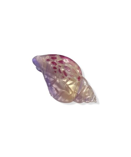 Mini hårklemme formet som en konkylie i lilla og perlemorsnuancer. Et elegant og sommerligt håraccessory med stilfuldt udtryk.