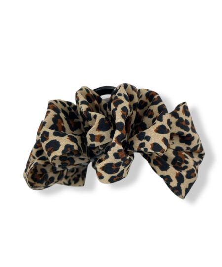 Trendy hårklemme med stof i leopard print. Et stilfuldt håraccessory der giver din frisure et moderne og iøjnefaldende udtryk.