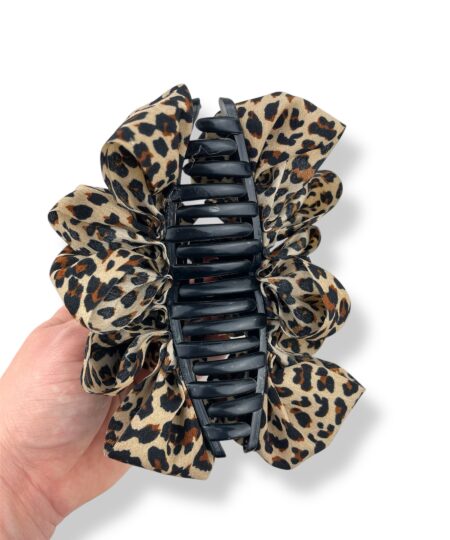 Trendy hårklemme med stof i leopard print. Et stilfuldt håraccessory der giver din frisure et moderne og iøjnefaldende udtryk.