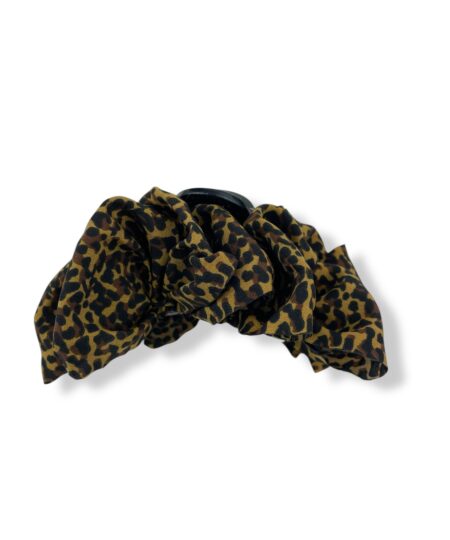 Trendy hårklemme med stof i leopard print. Et stilfuldt håraccessory der giver din frisure et moderne og iøjnefaldende udtryk.