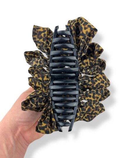 Trendy hårklemme med stof i leopard print. Et stilfuldt håraccessory der giver din frisure et moderne og iøjnefaldende udtryk.