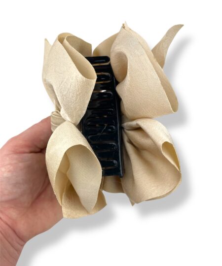 Elegant hårklemme med sløjfe, der giver din frisure et feminint og stilfuldt udtryk. Perfekt håraccessory til både hverdag og fest.