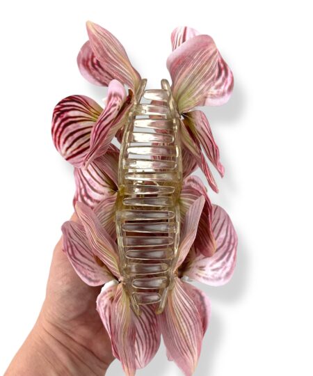 Elegant hårklemme med orkidéblomst, der giver din frisure et feminint og stilfuldt udtryk. Perfekt til både hverdag og fest.