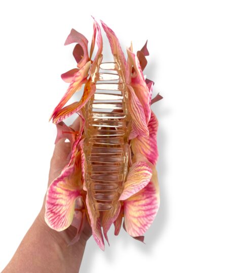 Elegant hårklemme med orkidéblomst, der giver din frisure et feminint og stilfuldt udtryk. Perfekt til både hverdag og fest.