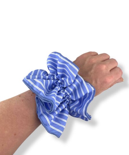 Elegant scrunchie med klassisk skjorte-look. Et stilrent håraccessory der passer perfekt til både hverdag og fest.