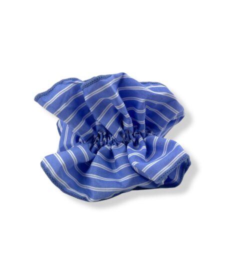 Elegant scrunchie med klassisk skjorte-look. Et stilrent håraccessory der passer perfekt til både hverdag og fest.