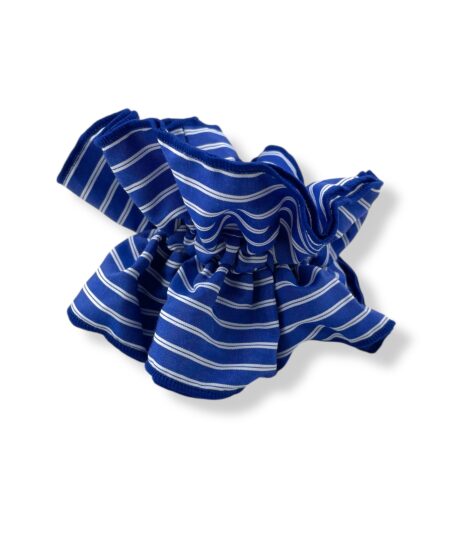 Elegant scrunchie med klassisk skjorte-look. Et stilrent håraccessory der passer perfekt til både hverdag og fest.