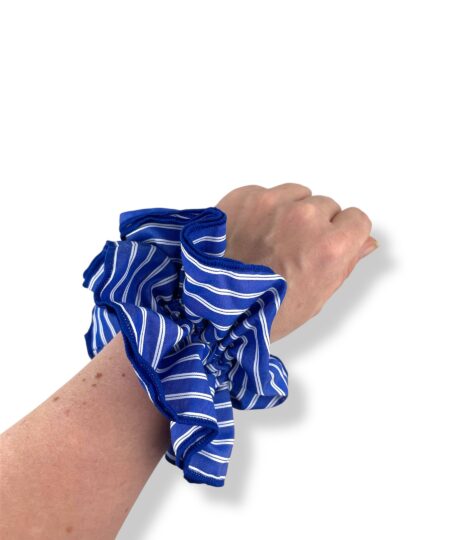 Elegant scrunchie med klassisk skjorte-look. Et stilrent håraccessory der passer perfekt til både hverdag og fest.